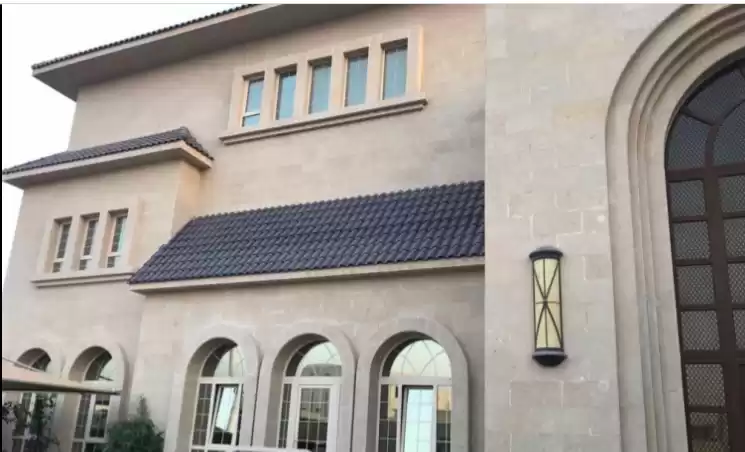 yerleşim Hazır Mülk 7+ Yatak Odası U/F Müstakil Villa  satılık içinde Al Sadd , Doha #7170 - 1  image 
